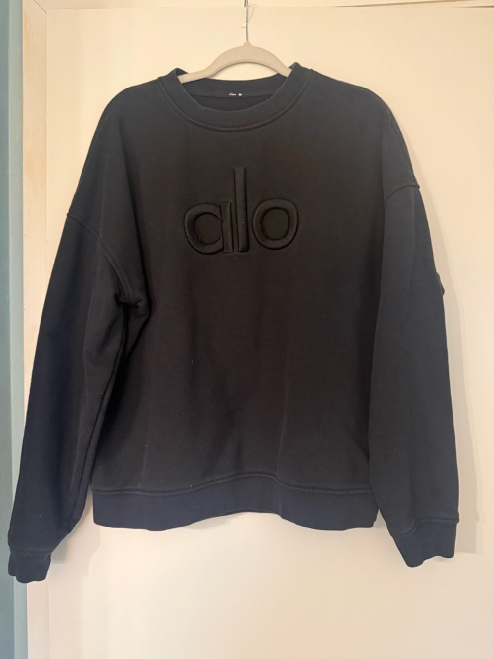ALO Yoga Black Crewneck Sweatshirt with Embossed Logo - Picture 2 of 3